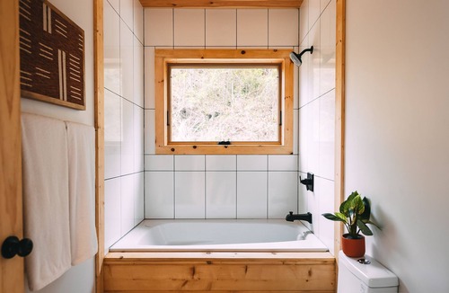 Frenchburg Cabin | Modern Cabin Nestled on 40 Acres w/ Hot Tub