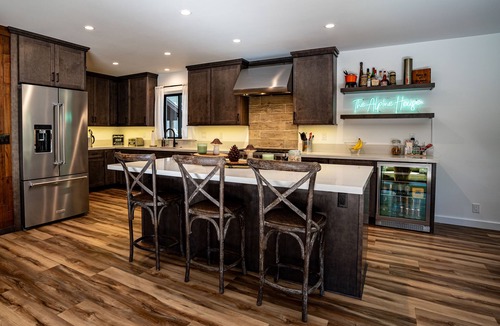 Mammoth Lakes Cabin | Modern Cabin with Retro Flair near The Village