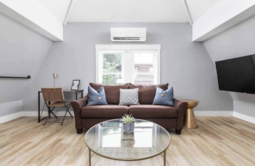 Mapleton/Fall Creek House | Modern Carriage House | Prime Location Parking
