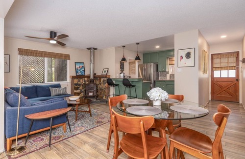 Fish Camp Cottage | Modern Comfort at Ninis Cottage Fish Camp Steps from Yosemite