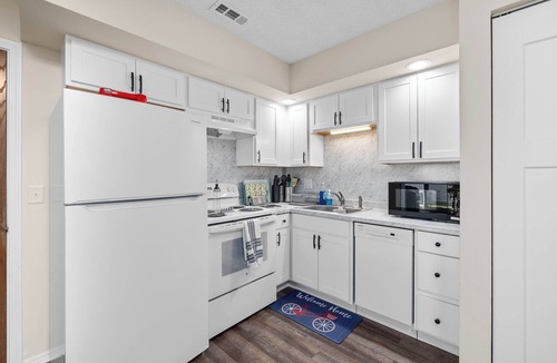 Fort Wayne Apartment | Modern Condo Near Zoo with Free Garage Parking