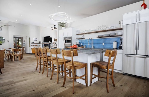 Dundee House | Modern Custom Wine Country Villa, Epic Views, Huge Decks, Hot Tub, Ping Pong, Fire Pit & Fire Table