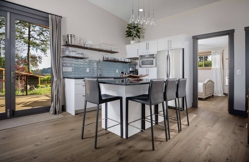 Dundee House | Modern Custom Wine Country Villa, Epic Views, Huge Decks, Hot Tub, Ping Pong, Fire Pit & Fire Table