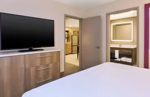 Wilmington Hotel | Modern Elegance! 2 Pet-Friendly Units, Outdoor Pool, Free Breakfast and Parking!