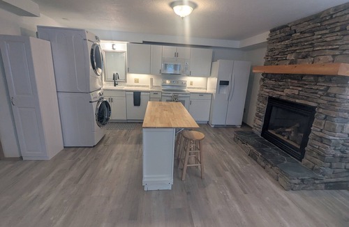 Miller Creek House | Modern Executive 2BR Suite 65" 4K Smart TV Medical-Grade Air Filtration