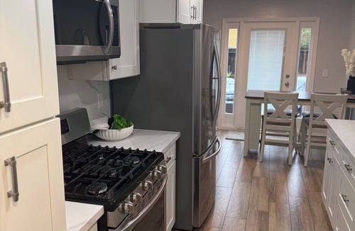 Fresno House | Modern Family Escape with Pool & outdoor kitchen