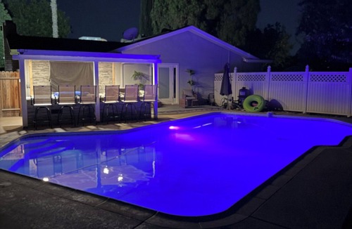 Fresno House | Modern Family Escape with Pool & outdoor kitchen
