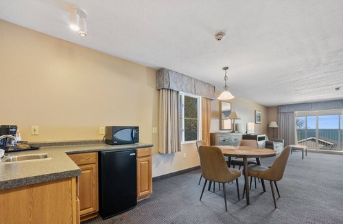 Put-in-Bay Condo | Modern Family Suite with Beautiful Lake View 215