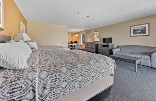 Put-in-Bay Condo | Modern Family Suite with Beautiful Lake View 215