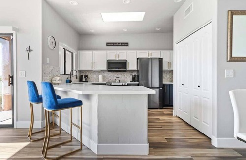 Casas Adobes Condo | Modern Foothills Summer Retreat | Mtn Views & Pool