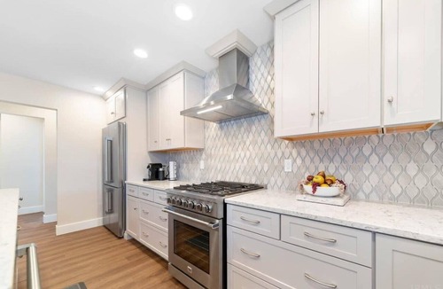 Georgetown House | Modern home just 10 mins to Notre Dame (18384)