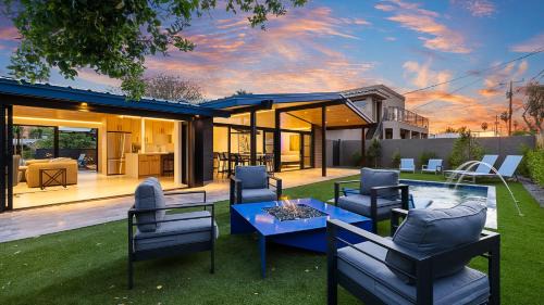 Western Villa House | Modern Home Near Old Town with Pool 4bd & Cornhole