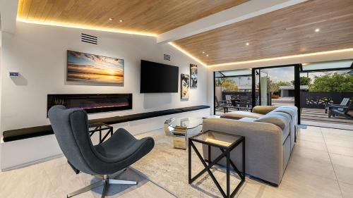 Western Villa House | Modern Home Near Old Town with Pool 4bd & Cornhole