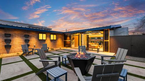 Western Villa House | Modern Home Near Old Town with Pool 4bd & Cornhole