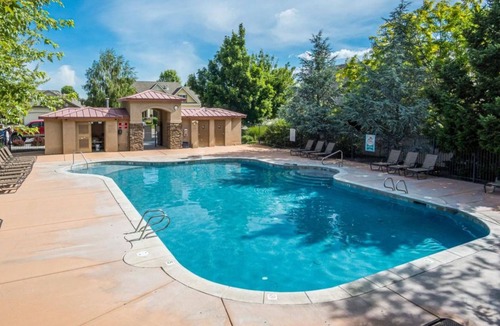 Meridian House | Modern, king beds, pools, parks, pet OK, 5 mins toYMCA ,Store and top golf