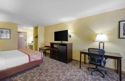 Blackfoot Hotel | Modern King Room | Complimentary Hot Breakfast Buffet & Free On-Site Parking