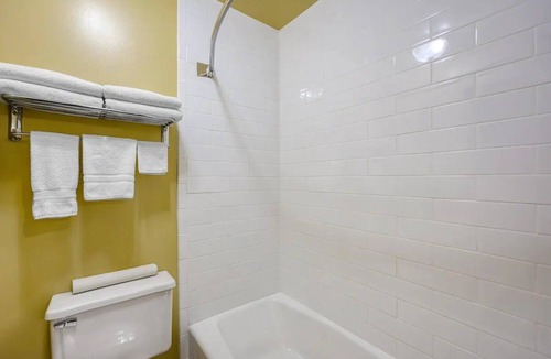 Blackfoot Hotel | Modern King Room | Complimentary Hot Breakfast Buffet & Free On-Site Parking