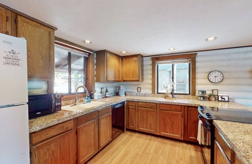 Munds Park House | Modern lakefront cabin with bbq, gas fireplace, amazing views