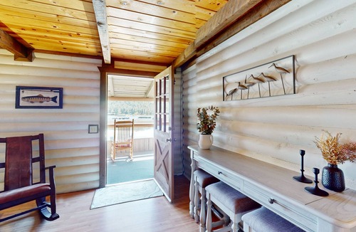 Munds Park House | Modern lakefront cabin with bbq, gas fireplace, amazing views