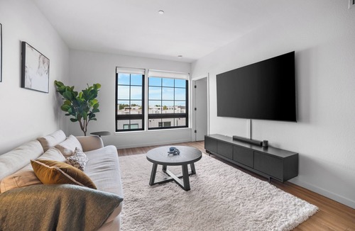 Sacramento Apartment | Modern Loft Downtown Proximity + Baseball Stadium Views
