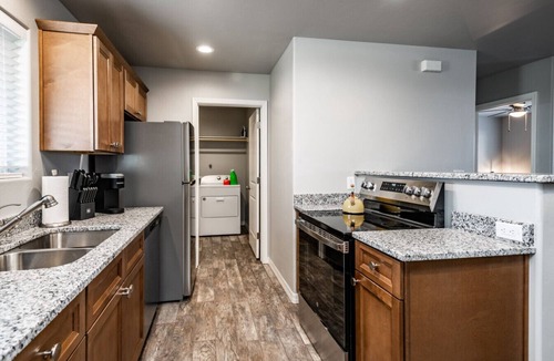Kingman House | Modern Luxury Retreat | Brand-New Build | Pet-Friendly