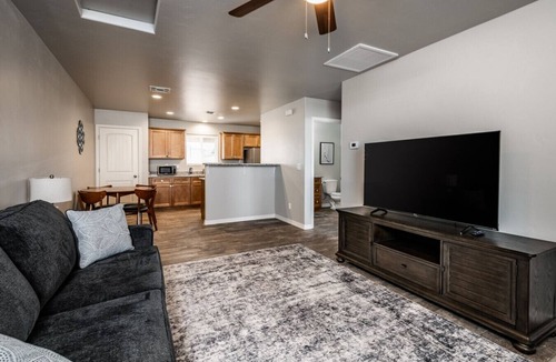 Kingman House | Modern Luxury Retreat | Brand-New Build | Pet-Friendly