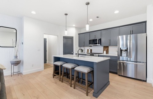 Meridian House | Modern Meridian Retreat - Spacious 4 Bedroom - Walkable Downtown