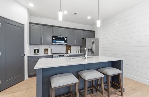 Meridian House | Modern Meridian Retreat - Spacious 4 Bedroom - Walkable Downtown