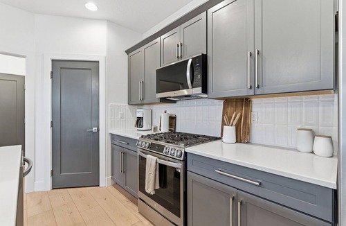 Meridian House | Modern Meridian Retreat - Spacious 4 Bedroom - Walkable Downtown