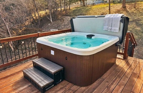 Moose Can Gully House | Modern Missoula home with AC, WiFi, 2-car garage, sleeps 10, & beautiful views!