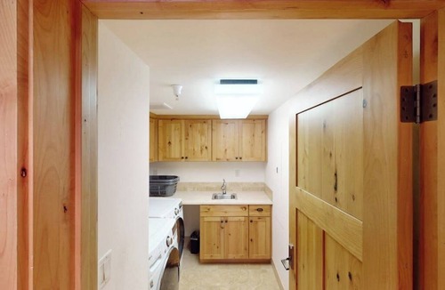 Elkhorn Village Apartment | Modern mountain penthouse close to hikes & skiing