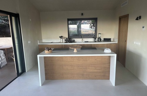 Porto-Vecchio Villa | Modern open house with sea view, waxed concrete, lime and wood