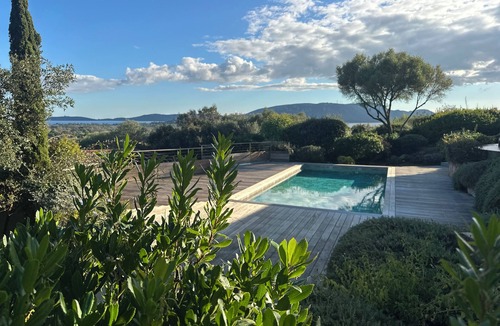 Porto-Vecchio Villa | Modern open house with sea view, waxed concrete, lime and wood