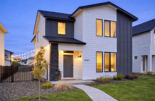 Meridian House | Modern Parkside Stay King DreamCloud Sleeps 10