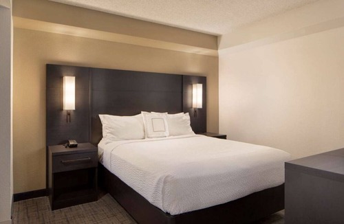 Raisin Hotel | Modern Retreat in Central Fresno! Outdoor Pool, Pets Allowed, Full Kitchen!
