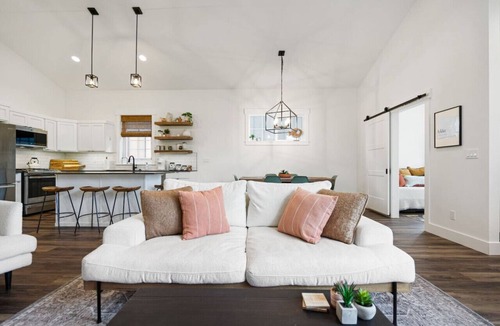 Ponderay House | ✨ Modern Retreat Near Schweitzer–Hot Tub, Fireplace, 3 King Beds ✨