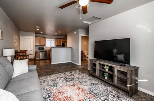 Kingman House | Modern Retreat | RV-Friendly | Prime Location by Park