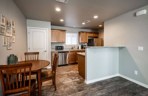 Kingman House | Modern Retreat | RV-Friendly | Prime Location by Park