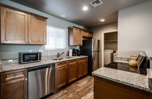 Kingman House | Modern Retreat | RV-Friendly | Prime Location by Park