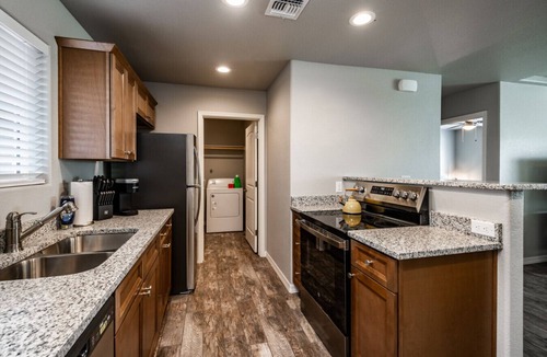 Kingman House | Modern Retreat | RV-Friendly | Prime Location by Park