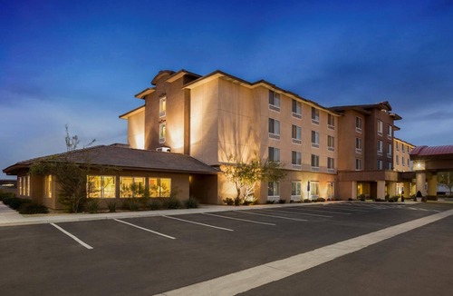 Barstow Hotel | Modern Room Off I-15 Near Delicious Restaurants & Scenic Road Trip Stops