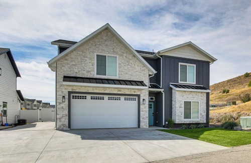 Garden City Cottage | Modern & Spacious Garden City Home w/Pool Access!