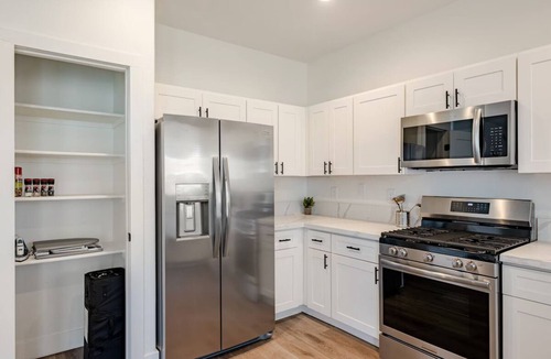 Ashley Park House | Modern, Spacious & Peaceful 4B/3B House