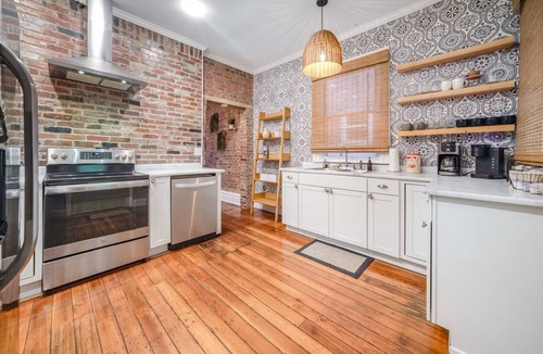 Shelby Park House | Modern stay close to UofL & downtown Louisville!