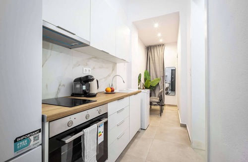 Vyronas Apartment | Modern Studio | King Bed & Work Corner