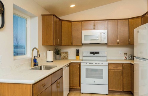 Homerville House | Modern Studio with BBQ Grill and Patio