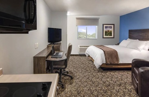 Redding Hotel | Modern Suite w/Kitchen – Experience Ultimate Comfort in Redding