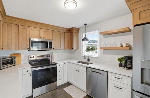 Warren House | Modern Touisset Escape 3BR with Enclosed Porch