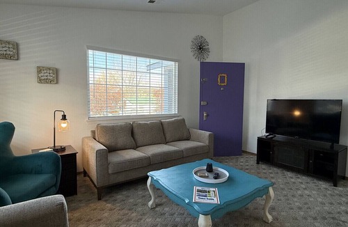 Hillcrest Apartment | Monica & Rachel’s Friends-Themed Purple Door 2BR Pet Friendly Near Airport & Downtown