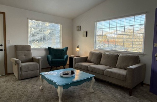 Hillcrest Apartment | Monica & Rachel’s Friends-Themed Purple Door 2BR Pet Friendly Near Airport & Downtown